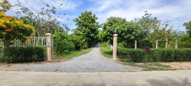 ขายที่ดินสุพรรณบุรี : ขาย บ้านพร้อมที่ดิน 5 ไร่ 35 ตารางวา ตำบล ย่านยาว อำเภอ สามชุก จังหวัด สุพรรณบุรี ติดถนน 3057  ติดแม่น้ำท่าจีน  ถมแล้ว พร้อมบ้านชั้นเดียว 3 ห้องนอน 3 ห้องน้ำ เฟอร์นิเจอร์บิ้วอิน พร้อมเครื่องใช้ไฟฟ้า ล้อมรั้วเรียบร้อย