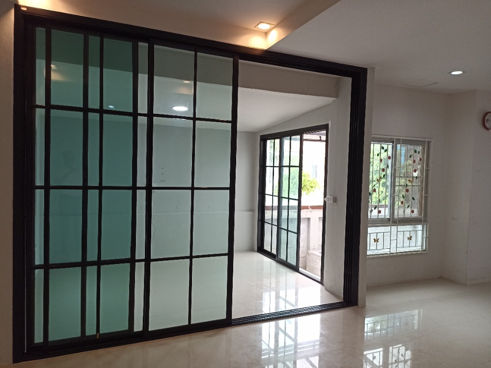 ขายทาวน์โฮมอยุธยา : ม.เดอะแกรนด์พาร์ค ถ.โรจนะ ทาวน์เฮ้าส์ ห้องมุม, พระนครศรีอยุธยา