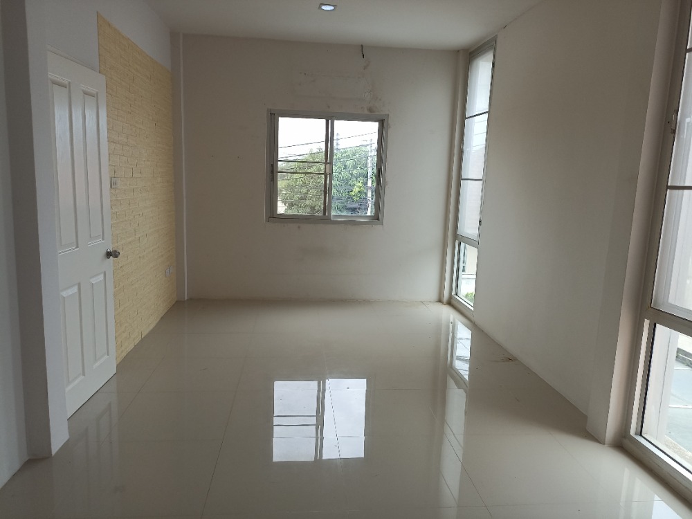 ขายทาวน์โฮมอยุธยา : ม.เดอะแกรนด์พาร์ค ถ.โรจนะ ทาวน์เฮ้าส์ ห้องมุม, พระนครศรีอยุธยา