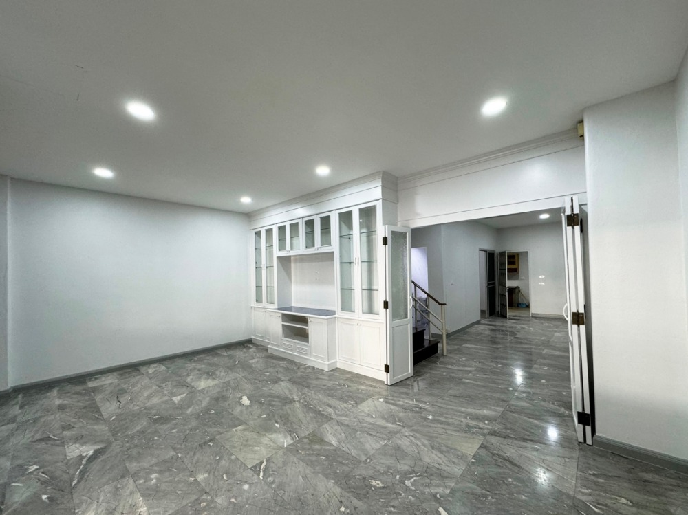 ขายบ้านพระราม 9 เพชรบุรีตัดใหม่ RCA : 🔥 ขายด่วน Townhouse Waratorn Ville , 5 ห้องนอน ใกล้ The Nine พระราม 9, ทองหล่อ , มอเตอร์เวย์, ทางด่วนรามอินทรา-อาจณรงค์