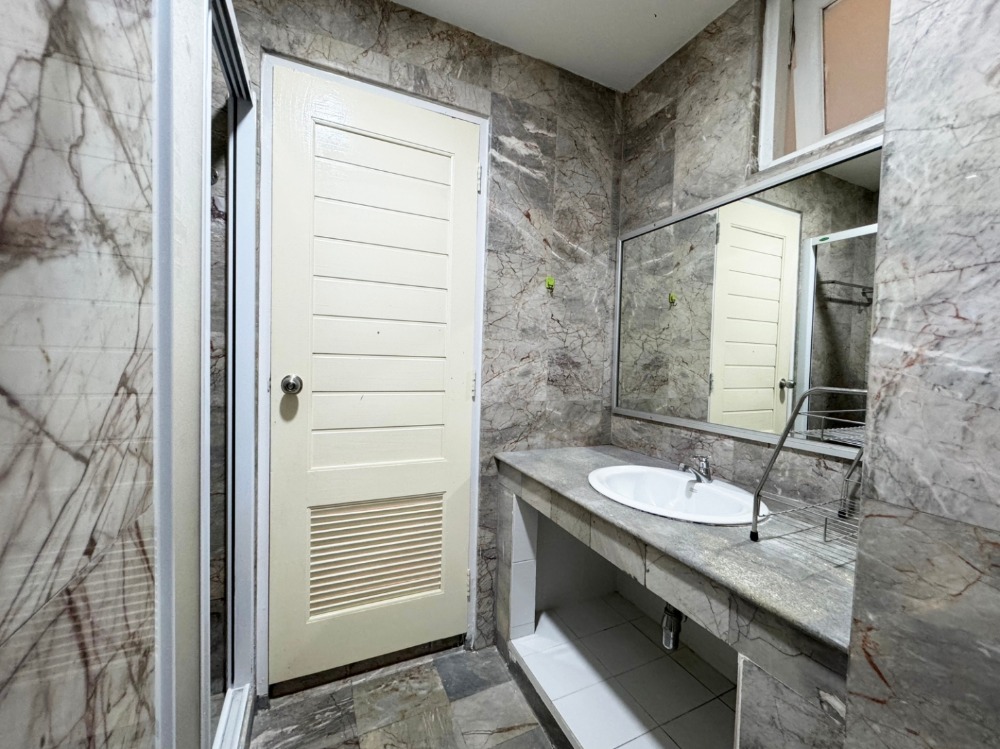 ขายบ้านพระราม 9 เพชรบุรีตัดใหม่ RCA : 🔥 ขายด่วน Townhouse Waratorn Ville , 5 ห้องนอน ใกล้ The Nine พระราม 9, ทองหล่อ , มอเตอร์เวย์, ทางด่วนรามอินทรา-อาจณรงค์