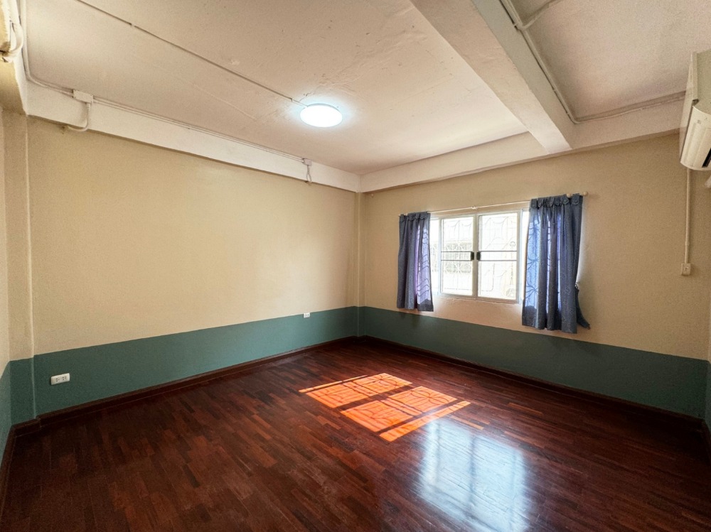 ขายบ้านพระราม 9 เพชรบุรีตัดใหม่ RCA : 🔥 ขายด่วน Townhouse Waratorn Ville , 5 ห้องนอน ใกล้ The Nine พระราม 9, ทองหล่อ , มอเตอร์เวย์, ทางด่วนรามอินทรา-อาจณรงค์