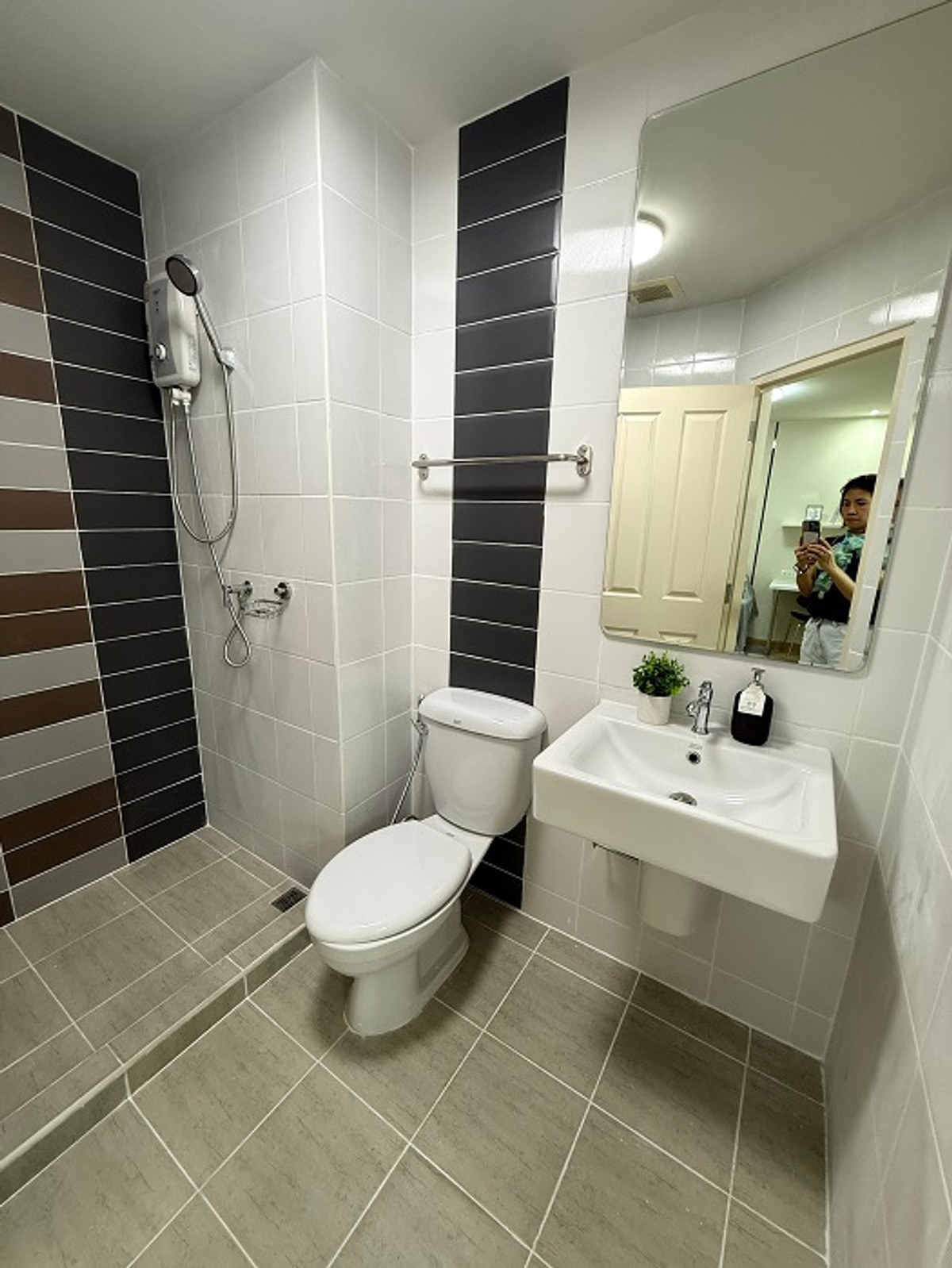 ขายคอนโดปิ่นเกล้า จรัญสนิทวงศ์ :  💖💖ขายห้องสวย  The Trust Residence Pinklao (1 Br 29 ตร.ม/1.79 ล้าน) ชั้น  5 พร้อมเฟอร์ ใกล้ห้าง, ถนนใหญ่ /สนใจสอบถามได้นะคะ Line ID = atfirm2010💖💖