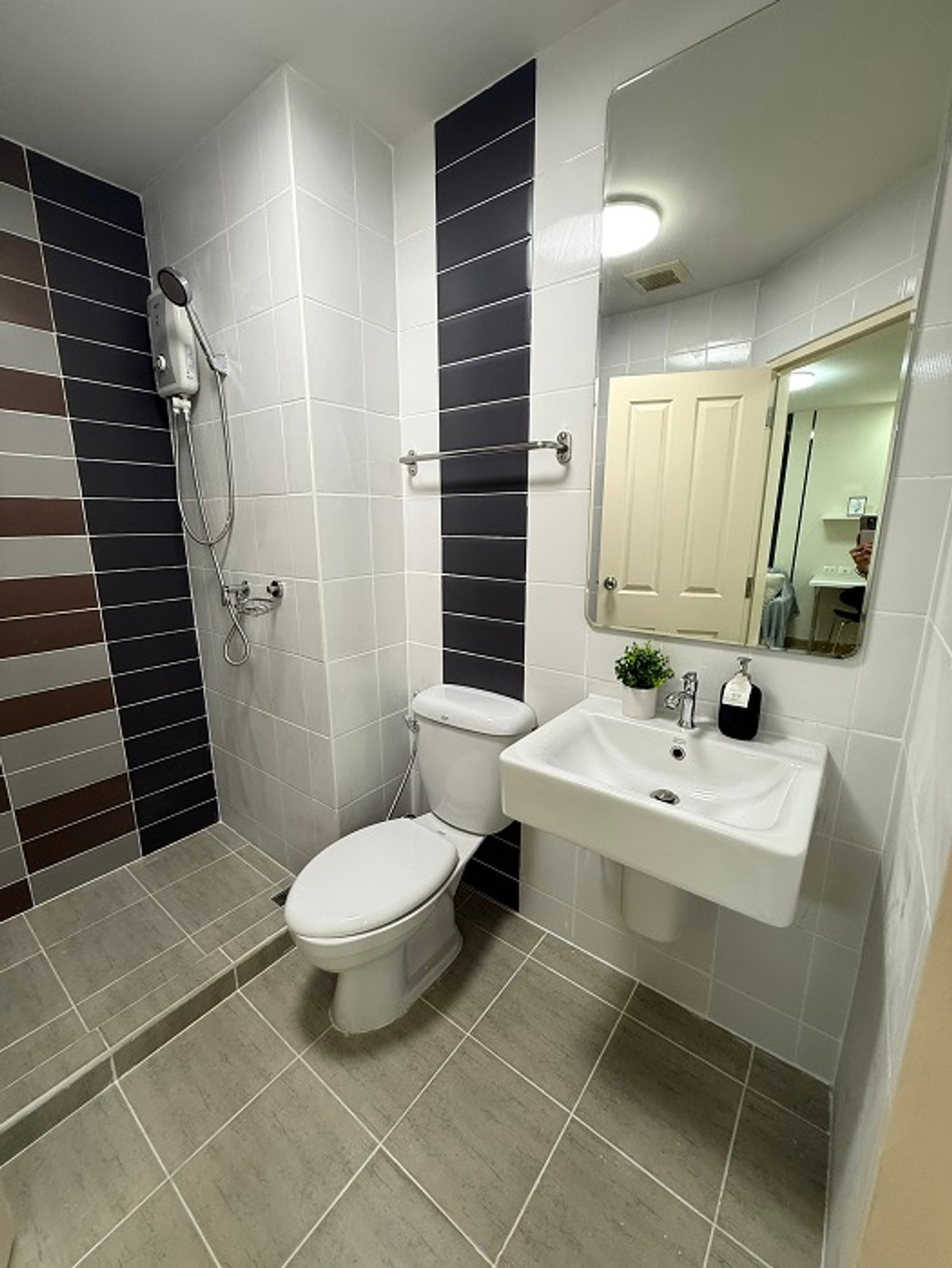 ขายคอนโดปิ่นเกล้า จรัญสนิทวงศ์ :  💖💖ขายห้องสวย  The Trust Residence Pinklao (1 Br 29 ตร.ม/1.79 ล้าน) ชั้น  5 พร้อมเฟอร์ ใกล้ห้าง, ถนนใหญ่ /สนใจสอบถามได้นะคะ Line ID = atfirm2010💖💖