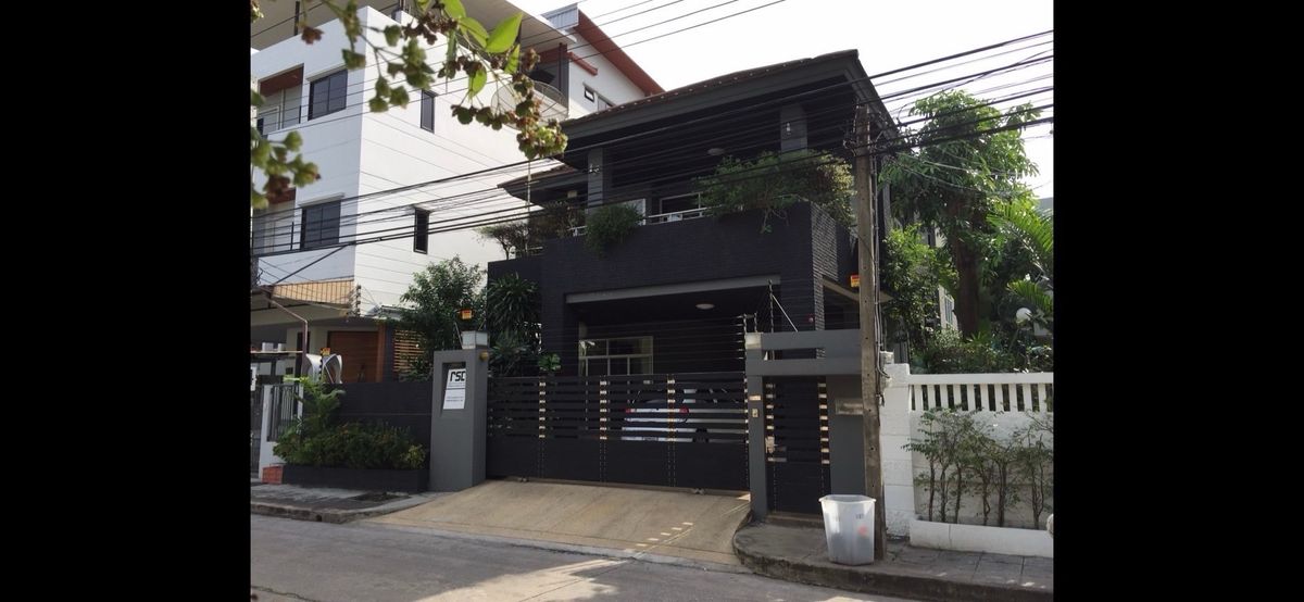 For SaleHouseOnnut, Udomsuk : Sale with tenant til July 2026  
House Pattanakarn, easily traveling to many main road, near expressway