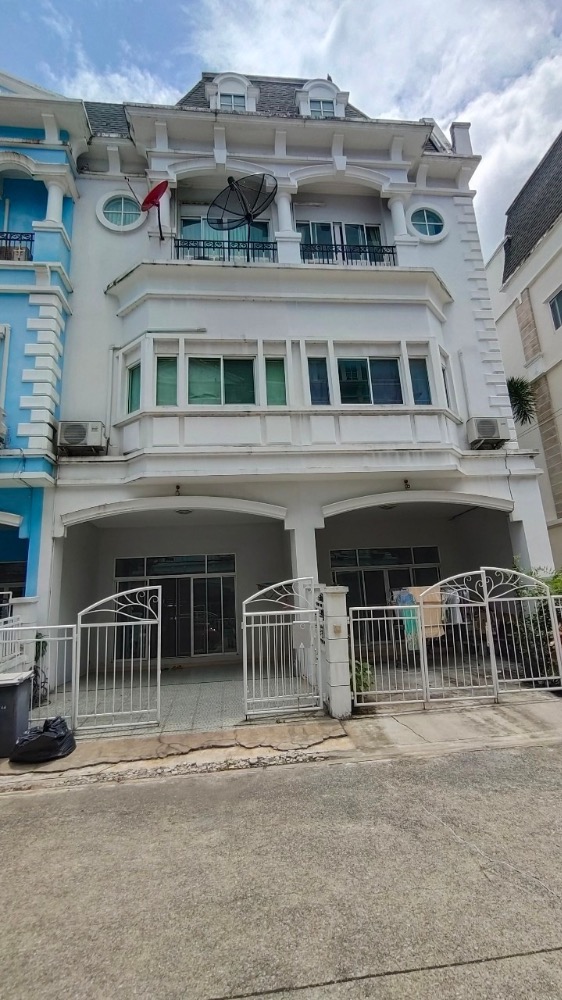For SaleTownhomeLadkrabang, Suwannaphum Airport : Cheap townhome for sale, 3.5 floors, EuroNova Village, Lat Krabang, Lat Krabang Road 24/1, near Suvarnabhumi Airport, facing south, front zone.