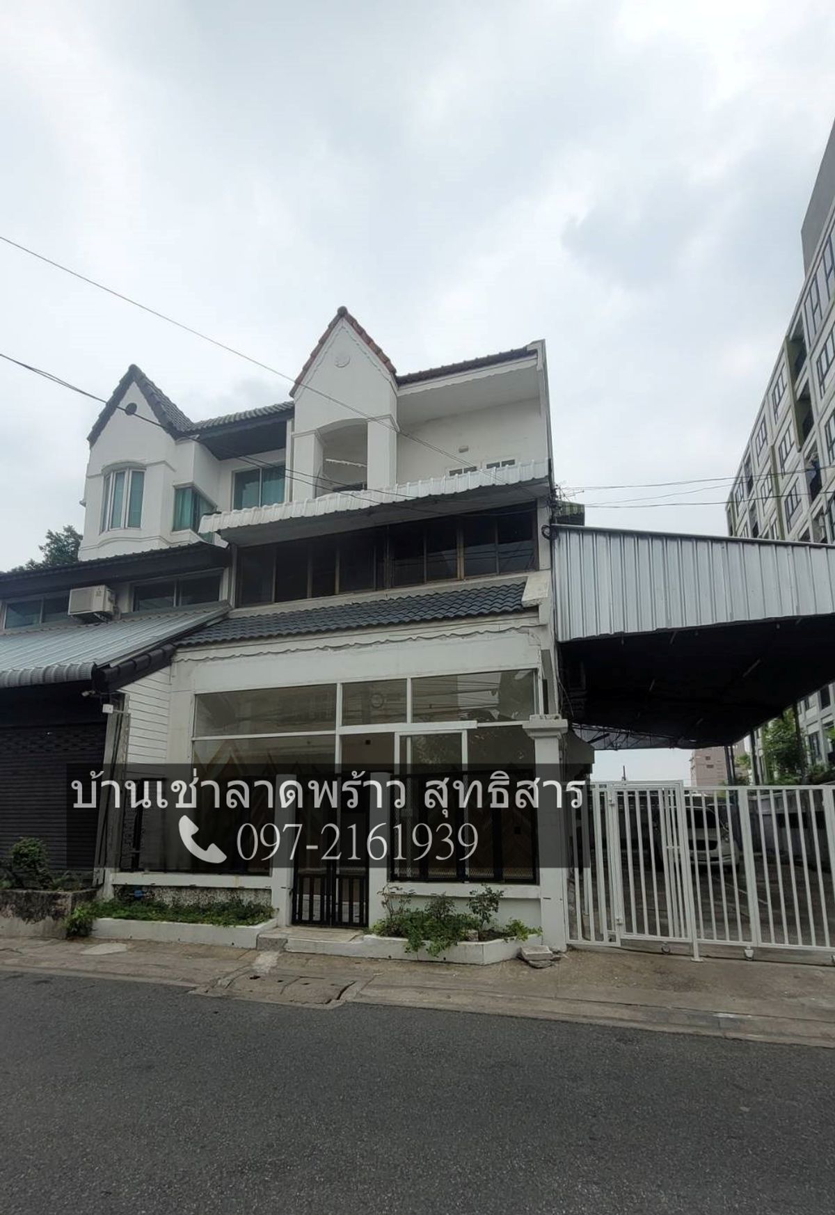 For RentTownhomeLadprao101, Happy Land, The Mall Bang Kapi : 📣House for rent, 2-story townhouse, Saranon, newly renovated, ready to move in, Lat Phrao 101, very good location.