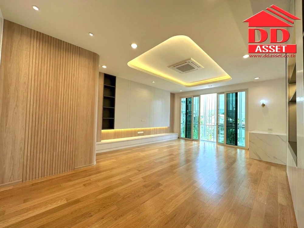 ขายบ้านพระราม 9 เพชรบุรีตัดใหม่ RCA : บ้านเดี่ยว 3 ชั้น / โฮมอ็อฟฟิศ พระราม9 เรสซิเดนซ์​ พร้อมลิฟต์