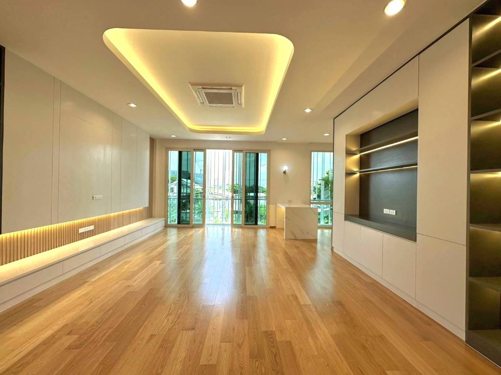 ขายบ้านพระราม 9 เพชรบุรีตัดใหม่ RCA : บ้านเดี่ยว 3 ชั้น / โฮมอ็อฟฟิศ พระราม9 เรสซิเดนซ์​ พร้อมลิฟต์