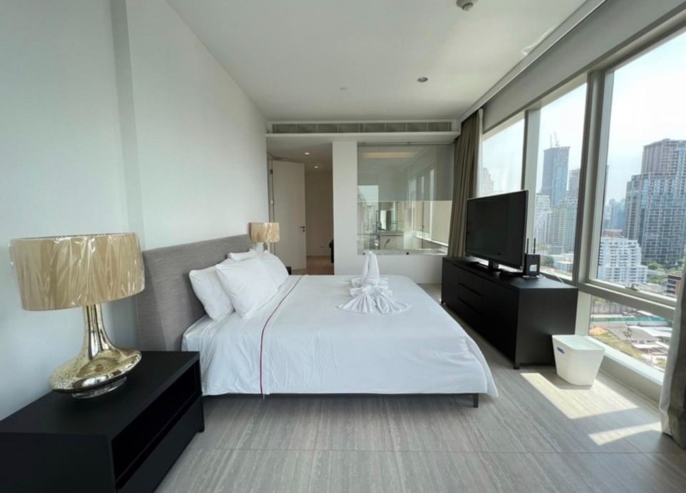 For RentCondoWitthayu, Chidlom, Langsuan, Ploenchit : For Rent :185 Rajchadamri 195 sqm 250K Project in a very good location, in the heart of Rajdamri, shady atmosphere, Unblocked view