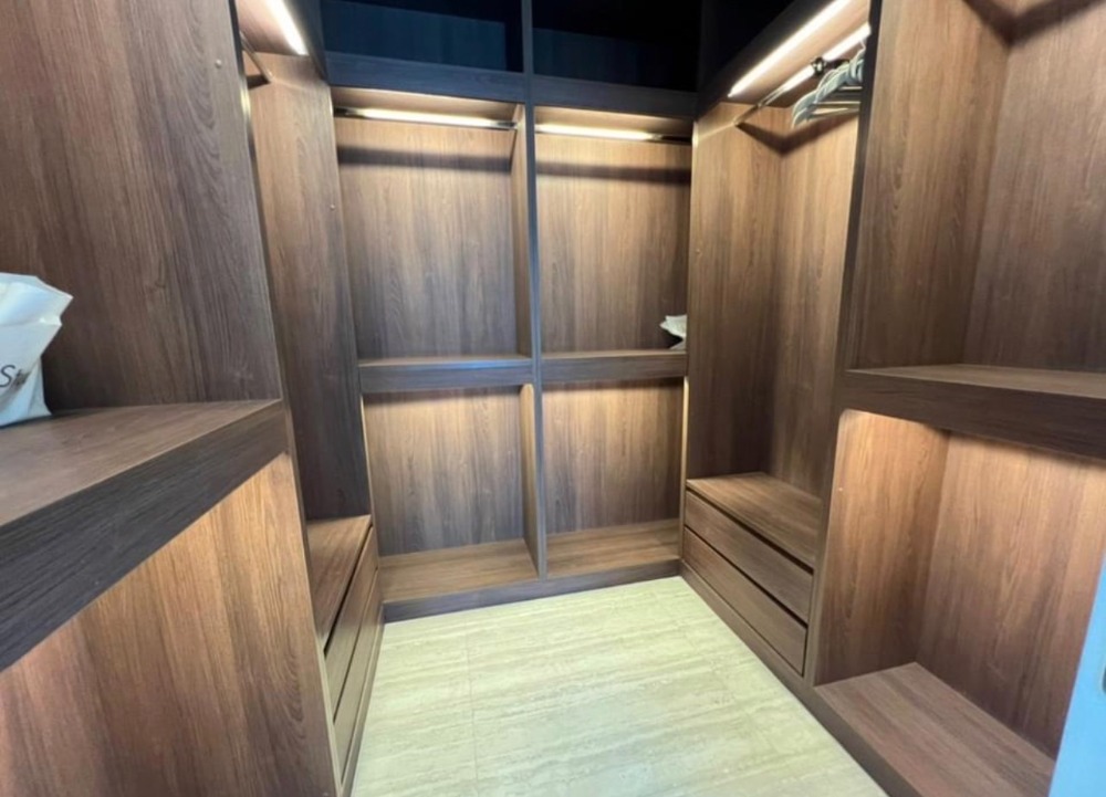 For RentCondoWitthayu, Chidlom, Langsuan, Ploenchit : For Rent :185 Rajchadamri 195 sqm 250K Project in a very good location, in the heart of Rajdamri, shady atmosphere, Unblocked view