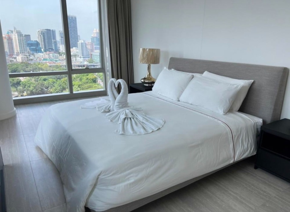 For RentCondoWitthayu, Chidlom, Langsuan, Ploenchit : For Rent :185 Rajchadamri 195 sqm 250K Project in a very good location, in the heart of Rajdamri, shady atmosphere, Unblocked view
