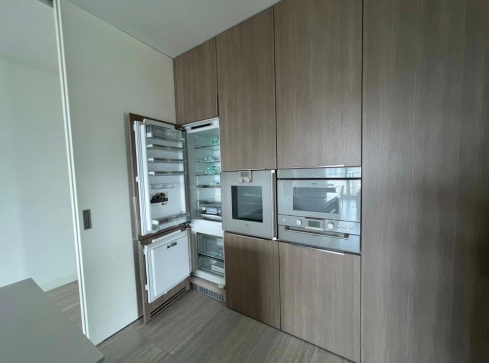 For RentCondoWitthayu, Chidlom, Langsuan, Ploenchit : For Rent :185 Rajchadamri 195 sqm 250K Project in a very good location, in the heart of Rajdamri, shady atmosphere, Unblocked view