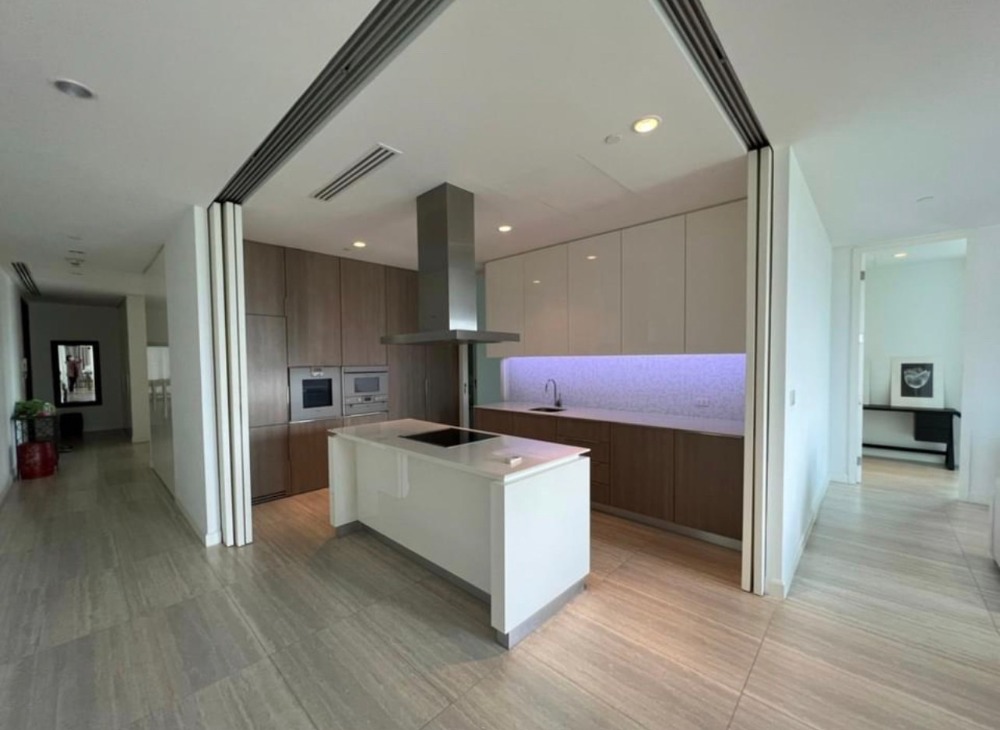 For RentCondoWitthayu, Chidlom, Langsuan, Ploenchit : For Rent :185 Rajchadamri 195 sqm 250K Project in a very good location, in the heart of Rajdamri, shady atmosphere, Unblocked view