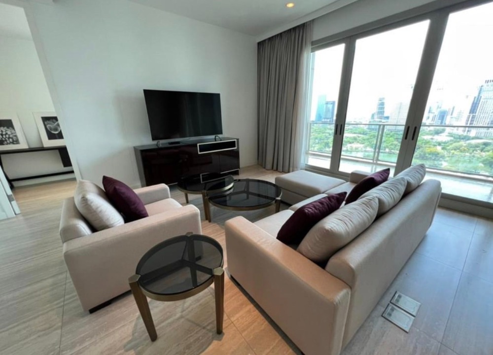 For RentCondoWitthayu, Chidlom, Langsuan, Ploenchit : For Rent :185 Rajchadamri 195 sqm 250K Project in a very good location, in the heart of Rajdamri, shady atmosphere, Unblocked view