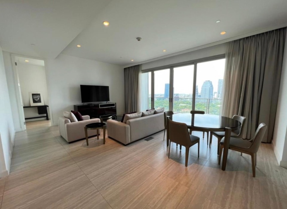 For RentCondoWitthayu, Chidlom, Langsuan, Ploenchit : For Rent :185 Rajchadamri 195 sqm 250K Project in a very good location, in the heart of Rajdamri, shady atmosphere, Unblocked view