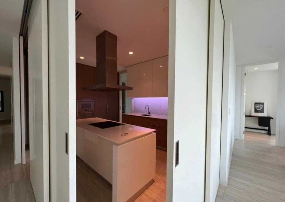 For RentCondoWitthayu, Chidlom, Langsuan, Ploenchit : For Rent :185 Rajchadamri 195 sqm 250K Project in a very good location, in the heart of Rajdamri, shady atmosphere, Unblocked view