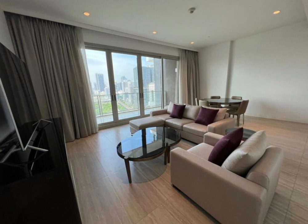 For RentCondoWitthayu, Chidlom, Langsuan, Ploenchit : For Rent :185 Rajchadamri 195 sqm 250K Project in a very good location, in the heart of Rajdamri, shady atmosphere, Unblocked view