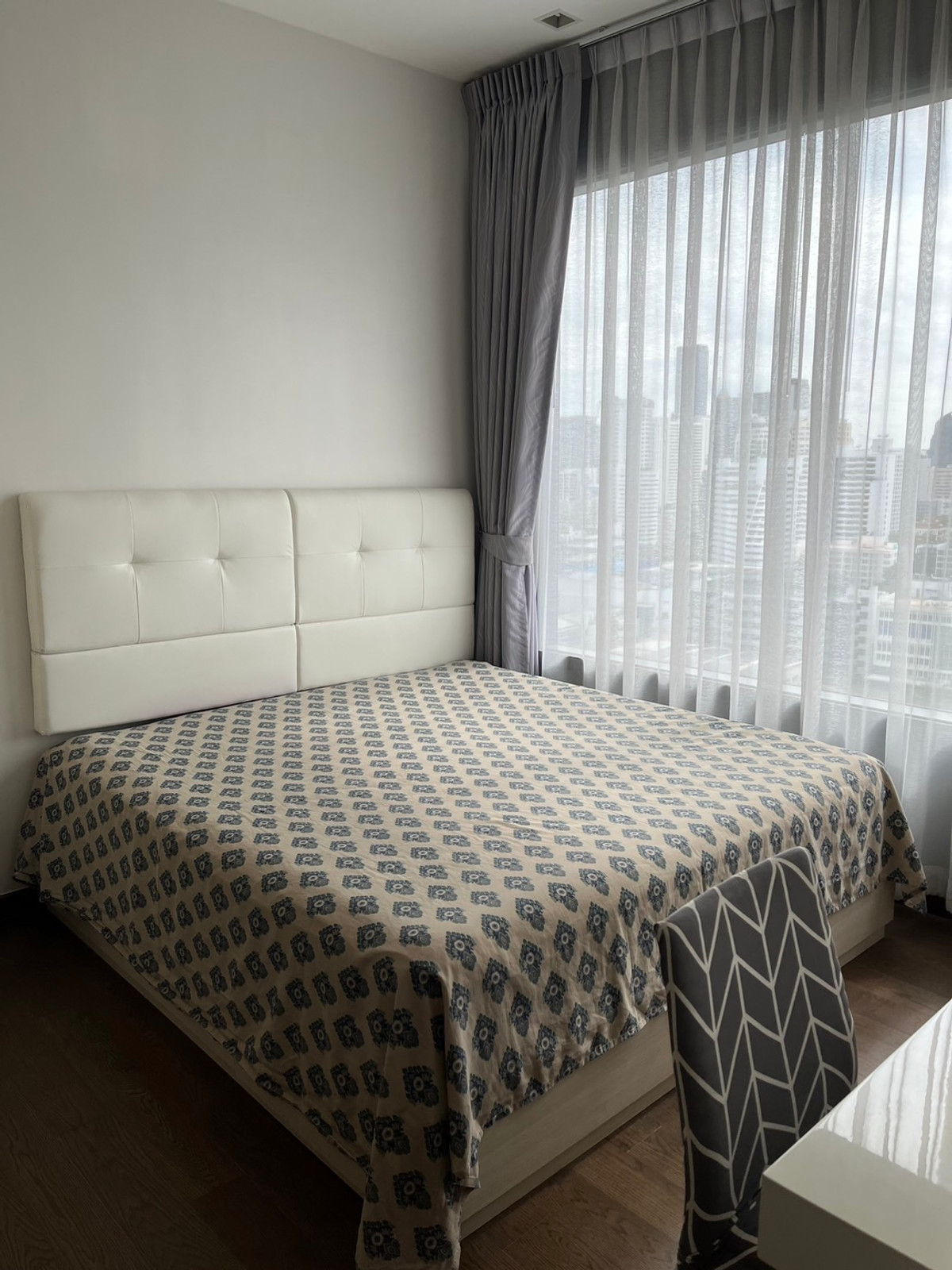 For RentCondoRama9, Petchburi, RCA : Very good price, beautiful room, high floor, very livable, "Q Asoke", easy to travel, room 2 bedrooms, 1 bathroom, 45 sq m, only 26,000 baht/month.