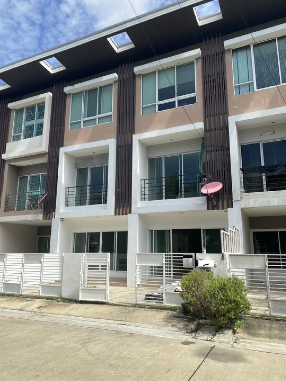 For RentTownhomeSathorn, Narathiwat : ❤️❤️ Townhome for rent, 2 houses next to each other, 3 floors, in Thanapat House Village, Sathorn Narathiwat Soi 30, convenient travel near BRT Nararam 3, BRT Chan Road, BTS Chong Nonsi. Interested line/tel 0859114585 ❤️❤️Soi Nonsi 20, Sathorn -Narathiwat