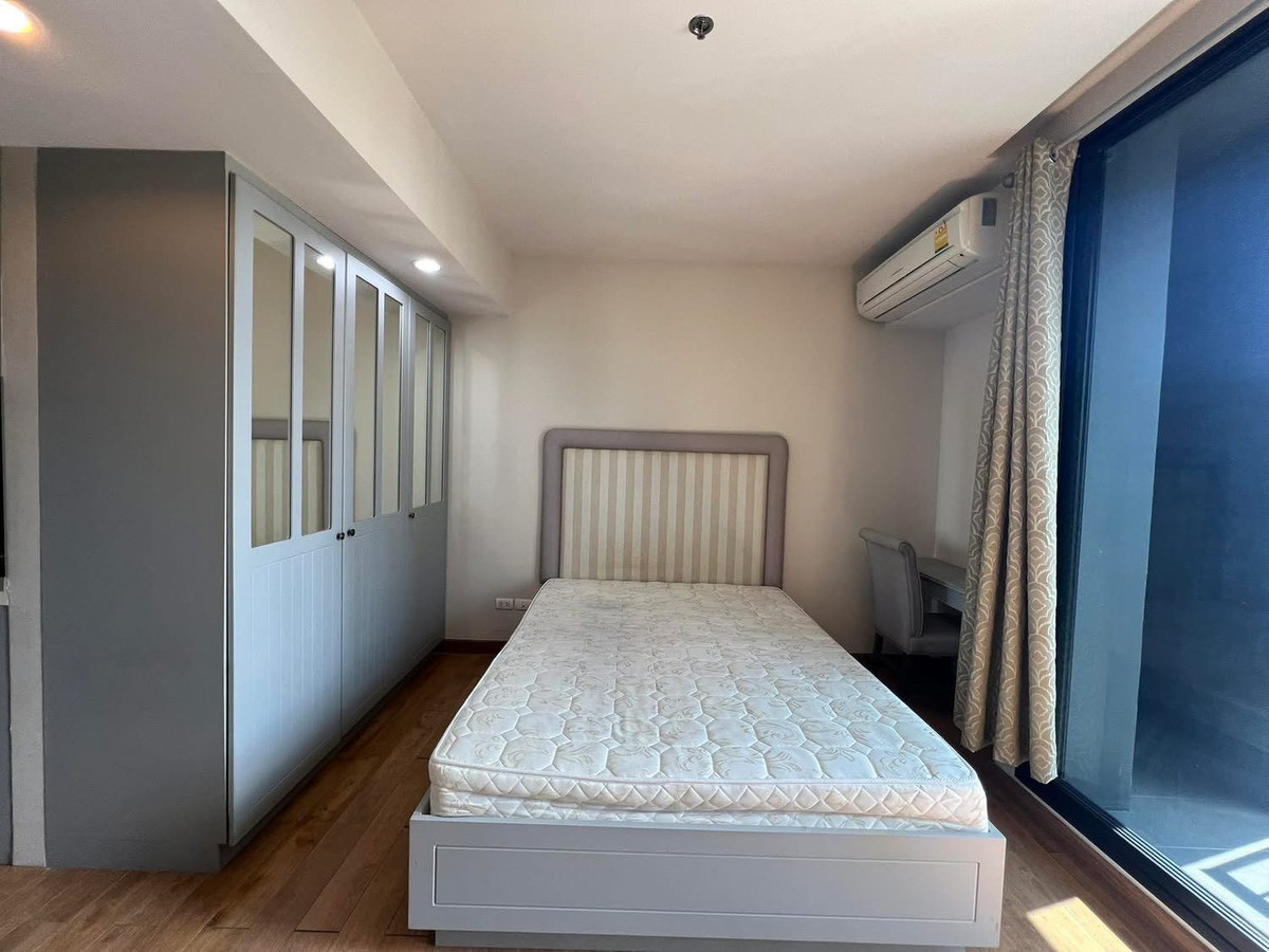 For RentCondoSapankwai,Jatujak : ★ The Editor ★ 30 sq m., 18th floor (studio), ★ next to BTS Saphan Khwai ★ near Big C Saphan Khwai and a lot of shopping and eating places ★ Many amenities ★ Complete electrical appliances