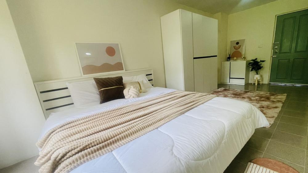 For RentCondoBangna, Bearing, Lasalle : The Parkland Bangna, available room on the ground floor. 🌺Balcony connected to garden/common pond (📍Rare Find) Clean room 🏃🏃‍♀️For exercise lovers And relax amidst green space. Minimal style room with parking. (Central)The Parkland Bangna 1st Floor 🌺Terra