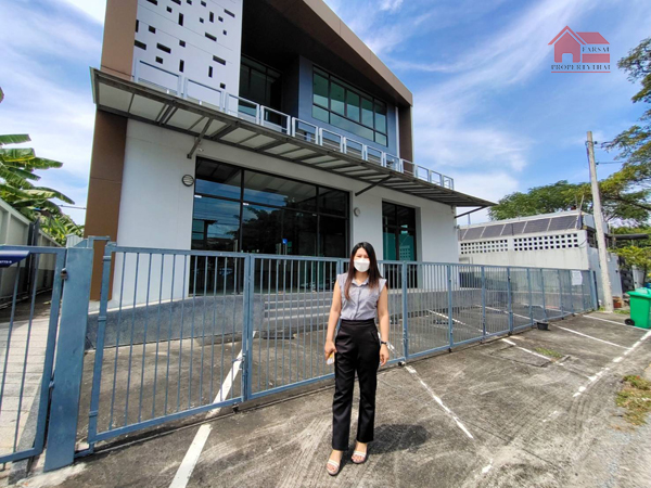 ให้เช่าบ้านพัฒนาการ ศรีนครินทร์ : ให้เช่าบ้านอาคารสำนักงาน 3 ชั้น (สร้างใหม่)เนื้อที่ 141 ตารางวา พื้นที่ใช้สอย 940 ตารางเมตร ติดแอร์ให้ใหม่ทุกชั้น กล้องวงจรปิด ถนน ศรีนครินทร์ ใกล้ห้างพาราไดซ์  ราคาเช่า 220,000 บ/ด