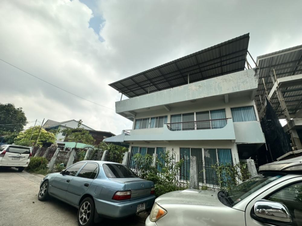 ขายบ้านอ่อนนุช อุดมสุข : ขายบ้านเก่าต้องปรับปรุงพร้อมที่ดินขนาด 97 ตรว ที่ดินเป็นสี่เหลี่ยมผืนผ้าสวย อยู่ในซอยเงียบสงบ เพื่อนบ้านดี