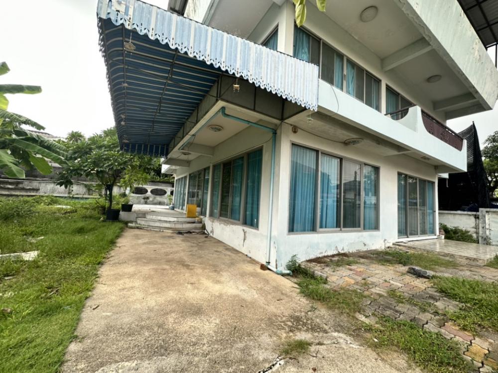 ขายบ้านอ่อนนุช อุดมสุข : ขายบ้านเก่าต้องปรับปรุงพร้อมที่ดินขนาด 97 ตรว ที่ดินเป็นสี่เหลี่ยมผืนผ้าสวย อยู่ในซอยเงียบสงบ เพื่อนบ้านดี