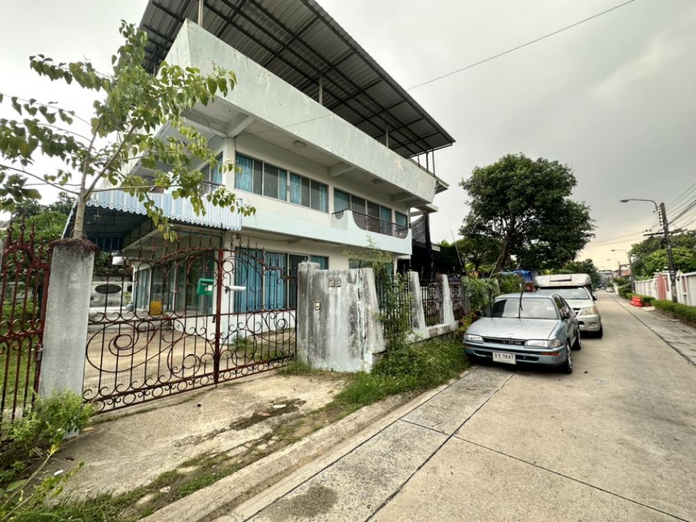 ขายบ้านอ่อนนุช อุดมสุข : ขายบ้านเก่าต้องปรับปรุงพร้อมที่ดินขนาด 97 ตรว ที่ดินเป็นสี่เหลี่ยมผืนผ้าสวย อยู่ในซอยเงียบสงบ เพื่อนบ้านดี