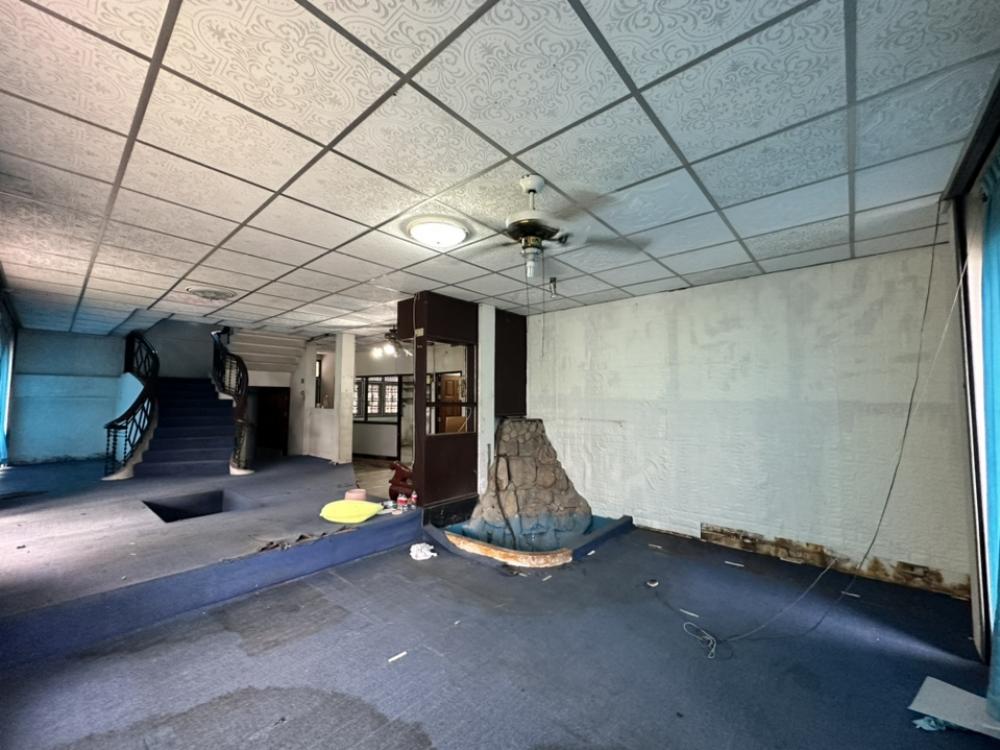 ขายบ้านอ่อนนุช อุดมสุข : ขายบ้านเก่าต้องปรับปรุงพร้อมที่ดินขนาด 97 ตรว ที่ดินเป็นสี่เหลี่ยมผืนผ้าสวย อยู่ในซอยเงียบสงบ เพื่อนบ้านดี