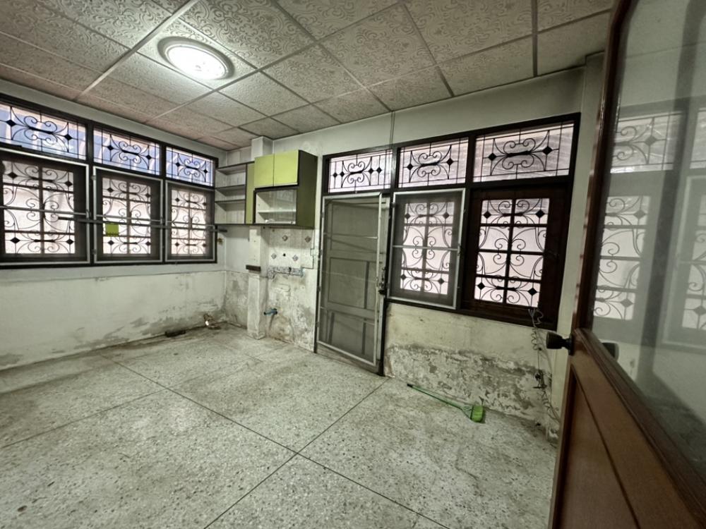 ขายบ้านอ่อนนุช อุดมสุข : ขายบ้านเก่าต้องปรับปรุงพร้อมที่ดินขนาด 97 ตรว ที่ดินเป็นสี่เหลี่ยมผืนผ้าสวย อยู่ในซอยเงียบสงบ เพื่อนบ้านดี