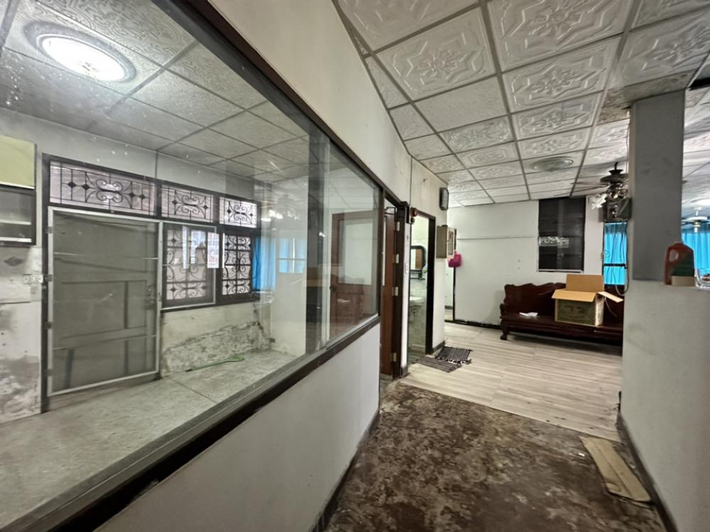 ขายบ้านอ่อนนุช อุดมสุข : ขายบ้านเก่าต้องปรับปรุงพร้อมที่ดินขนาด 97 ตรว ที่ดินเป็นสี่เหลี่ยมผืนผ้าสวย อยู่ในซอยเงียบสงบ เพื่อนบ้านดี