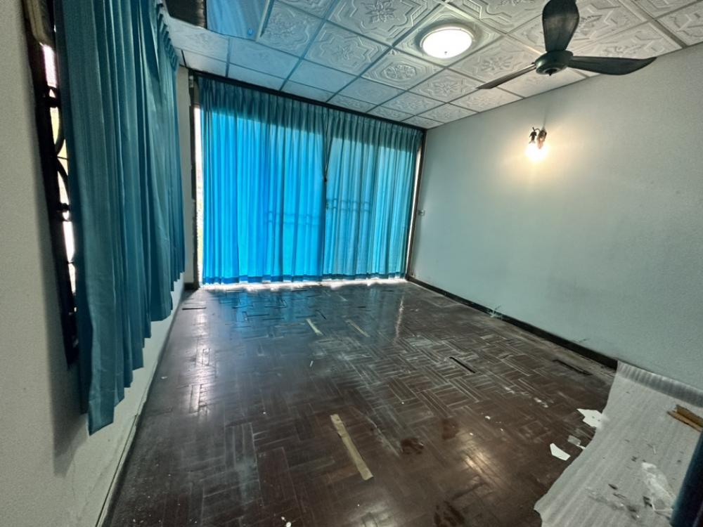 ขายบ้านอ่อนนุช อุดมสุข : ขายบ้านเก่าต้องปรับปรุงพร้อมที่ดินขนาด 97 ตรว ที่ดินเป็นสี่เหลี่ยมผืนผ้าสวย อยู่ในซอยเงียบสงบ เพื่อนบ้านดี