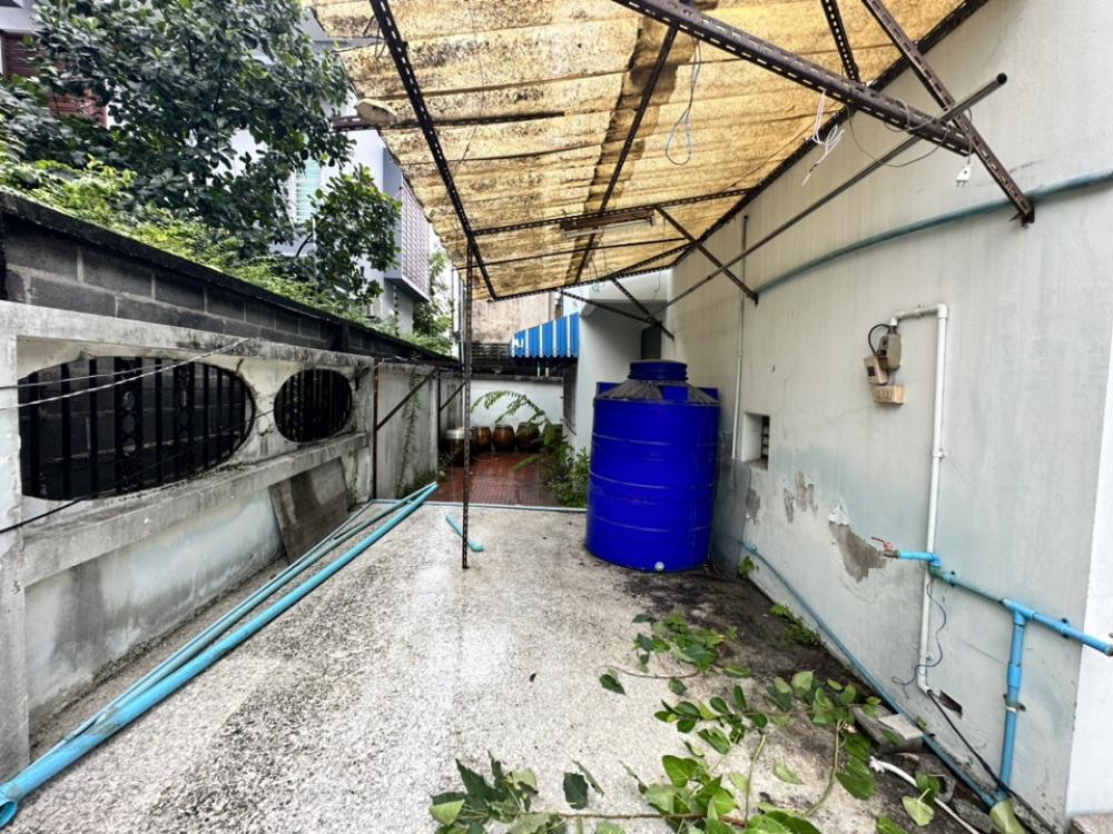 ขายบ้านอ่อนนุช อุดมสุข : ขายบ้านเก่าต้องปรับปรุงพร้อมที่ดินขนาด 97 ตรว ที่ดินเป็นสี่เหลี่ยมผืนผ้าสวย อยู่ในซอยเงียบสงบ เพื่อนบ้านดี