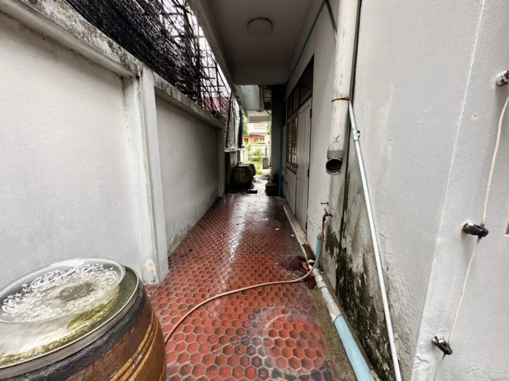 ขายบ้านอ่อนนุช อุดมสุข : ขายบ้านเก่าต้องปรับปรุงพร้อมที่ดินขนาด 97 ตรว ที่ดินเป็นสี่เหลี่ยมผืนผ้าสวย อยู่ในซอยเงียบสงบ เพื่อนบ้านดี