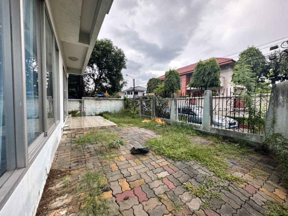 ขายบ้านอ่อนนุช อุดมสุข : ขายบ้านเก่าต้องปรับปรุงพร้อมที่ดินขนาด 97 ตรว ที่ดินเป็นสี่เหลี่ยมผืนผ้าสวย อยู่ในซอยเงียบสงบ เพื่อนบ้านดี