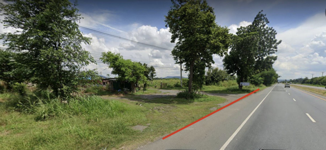 For SaleLandLop Buri : For sale, land close to Saraburi Lomsak highway, with an area of almost 6 rai. It is suitable for building a petrol station or warehouse