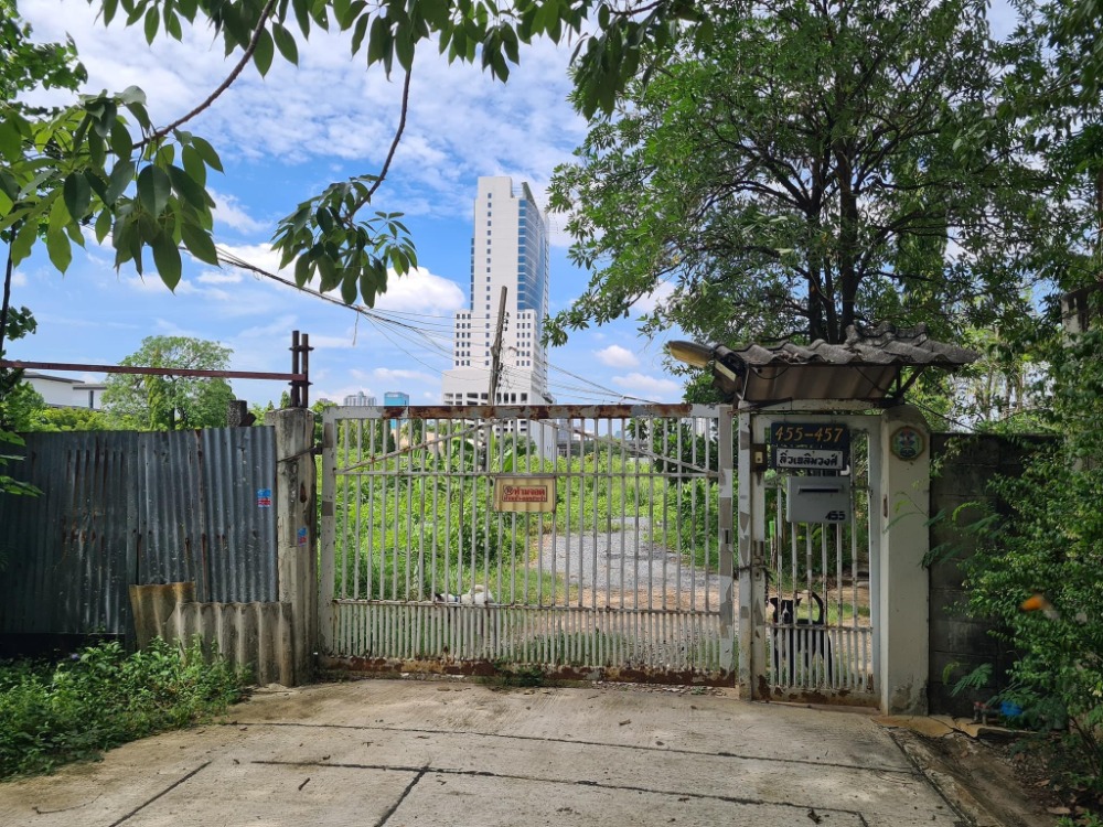 For SaleLandRama9, Petchburi, RCA : Beautiful land near Huai Khwang and Meng Jai with 2 houses | 1,328 sq.w. | Rama 9 Soi 13, behind the KPN building.