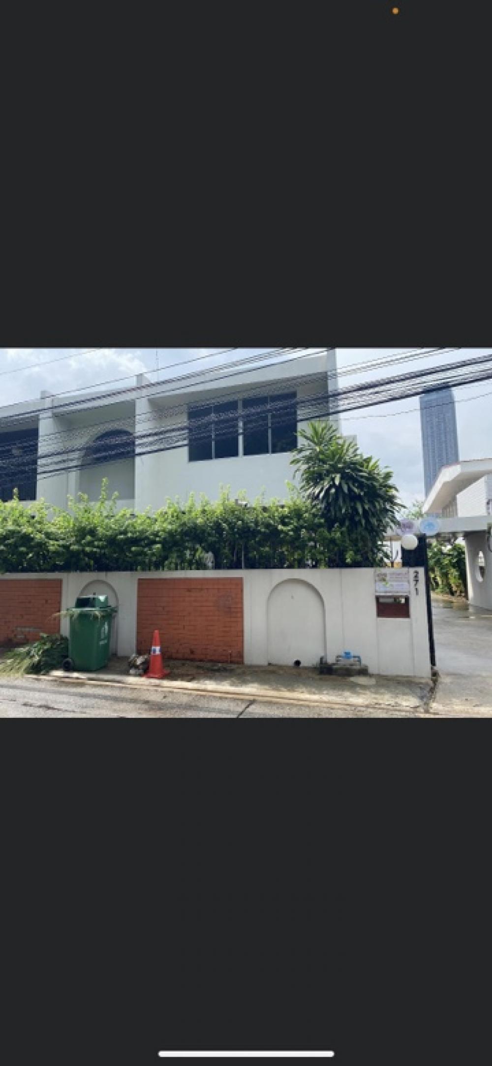 For SaleHouseSukhumvit, Asoke, Thonglor : House for sale in Thonglor, Sukhumvit 49/15, area 221 sq m, width 21.11 meters, depth 45 meters, normal average selling price 800,000 per square wa = 176.8M, selling for only 150m (if you buy with cash, you can get a slight discount). 13.74184078,100.5758