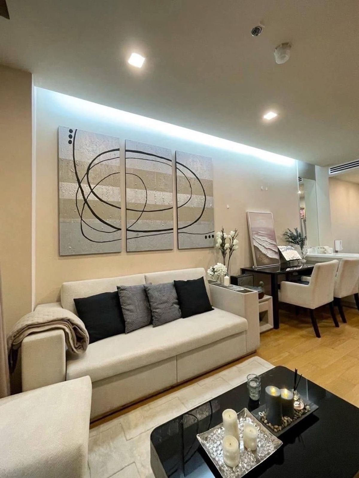 For RentCondoSathorn, Narathiwat : ★The Address Sathorn★ 56 sq m., 3rd floor (1 bedroom, 1 bathroom), ★near BTS St. Louis ★near Central Silom, U Chu Liang Building, HSBC★ Many amenities★ Complete electrical appliances