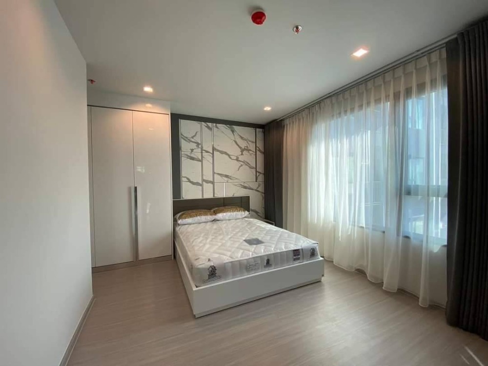 For RentCondoLadprao, Central Ladprao : 61 sq m, 24th floor , NEW CBD. next to central ladprao and next to BTS and subway stations. The view and swimming pool on the roof are really amazing.  Fully furnished, @Life Ladprao