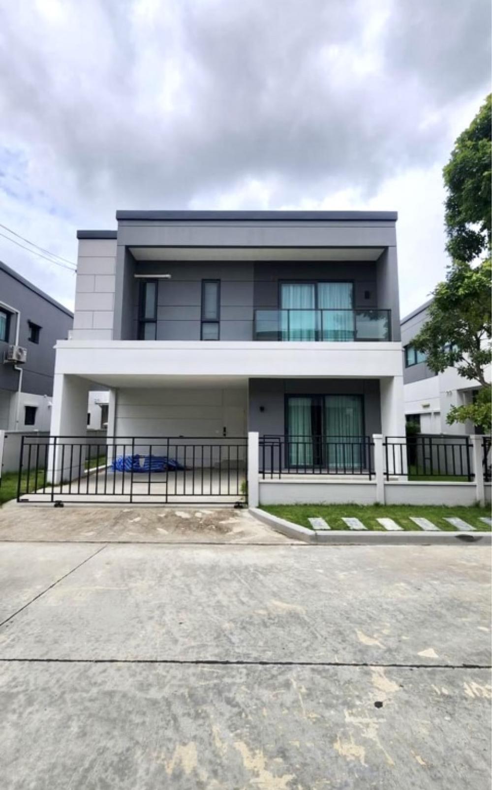 For RentHouseBangna, Bearing, Lasalle : ✨For rent: detached house in Centro Bangna. Two-storeys detached house features 4 bedrooms| 4 bathrooms.
Fully furnished.💥Rental Fee : 80,000 THB|month. 