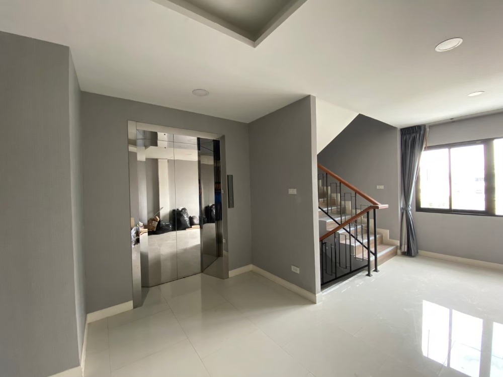 ขายโฮมออฟฟิศบางนา แบริ่ง ลาซาล : ขาย Emblazon 5 ชั้น มีลิฟท์โดยสารพร้อมใช้งาน