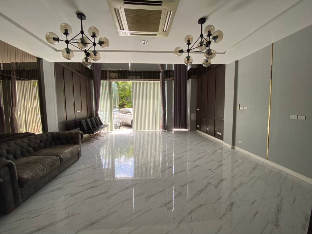 ขายโฮมออฟฟิศบางนา แบริ่ง ลาซาล : ขาย Emblazon 5 ชั้น มีลิฟท์โดยสารพร้อมใช้งาน