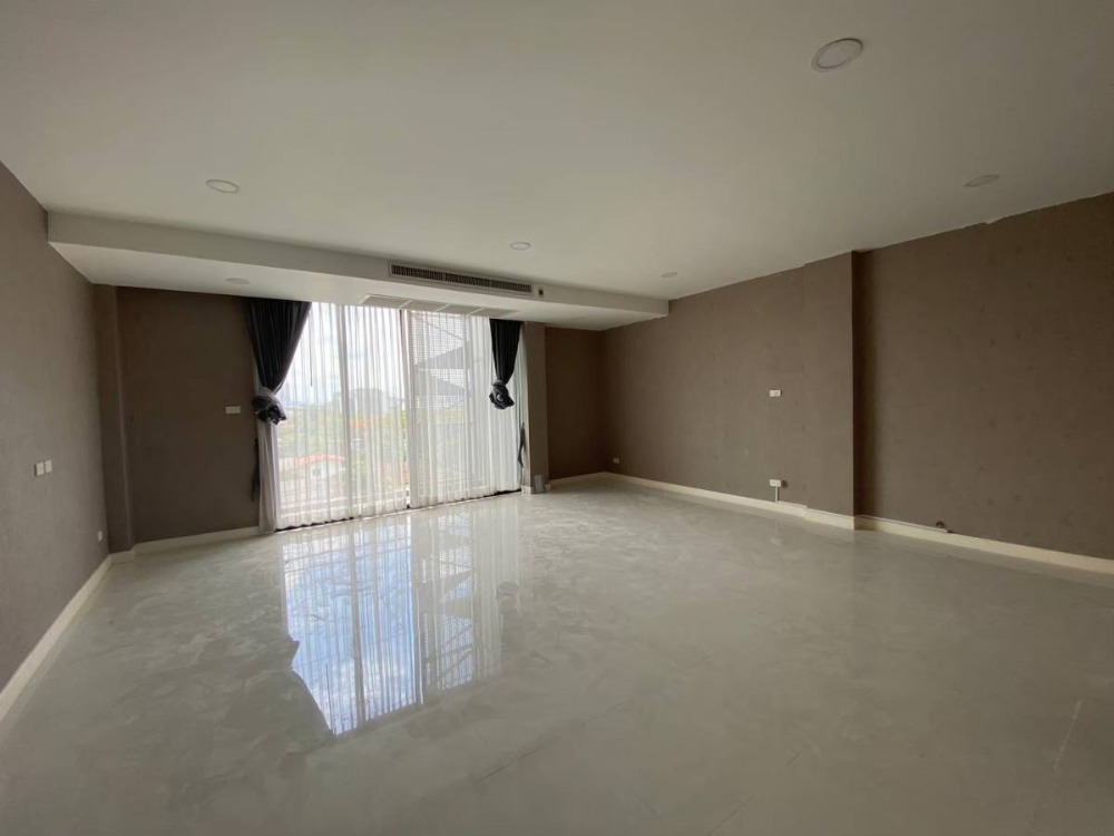 ขายโฮมออฟฟิศบางนา แบริ่ง ลาซาล : ขาย Emblazon 5 ชั้น มีลิฟท์โดยสารพร้อมใช้งาน