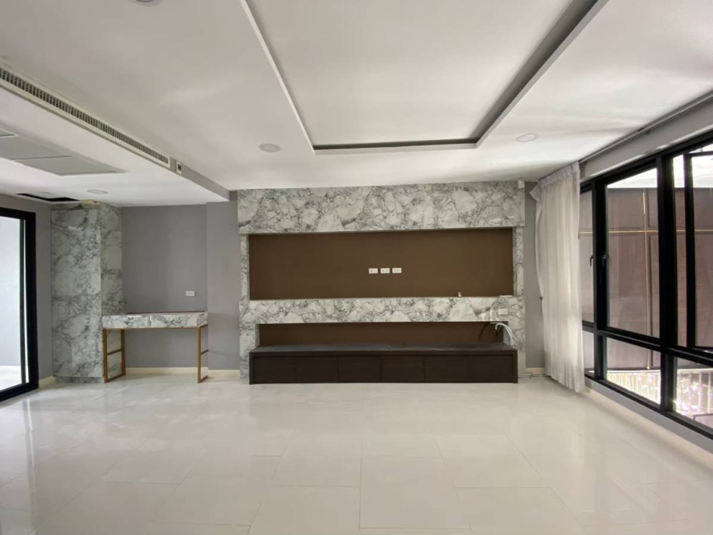 ขายโฮมออฟฟิศบางนา แบริ่ง ลาซาล : ขาย Emblazon 5 ชั้น มีลิฟท์โดยสารพร้อมใช้งาน