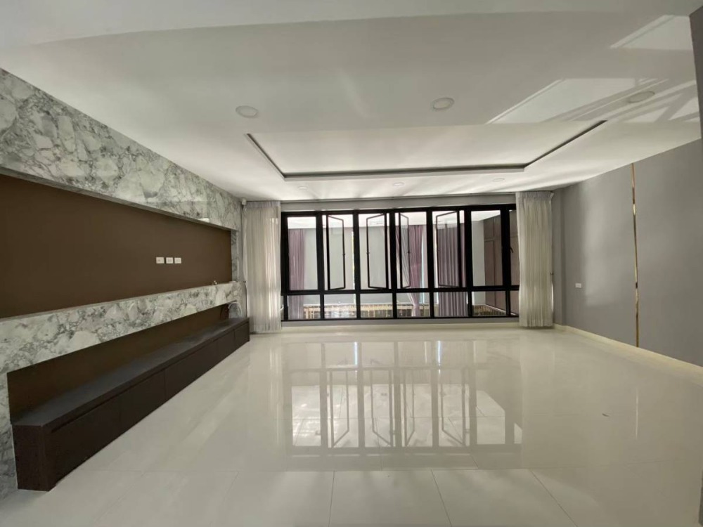 ขายโฮมออฟฟิศบางนา แบริ่ง ลาซาล : ขาย Emblazon 5 ชั้น มีลิฟท์โดยสารพร้อมใช้งาน