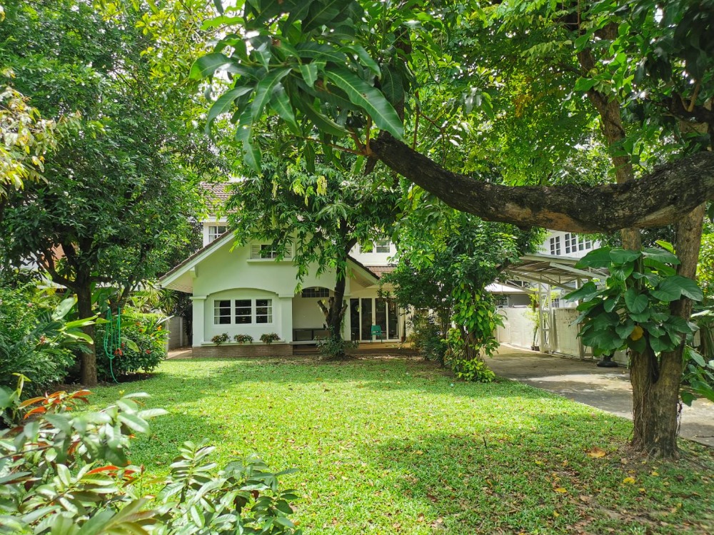 For RentHouseSukhumvit, Asoke, Thonglor : For rent: House in mid Sukhumvit, peaceful, safe residential area 24-hour security guard. BTS Asoke/ Prompong, MRT Sukhumvit/ Queen Sirikit NCC