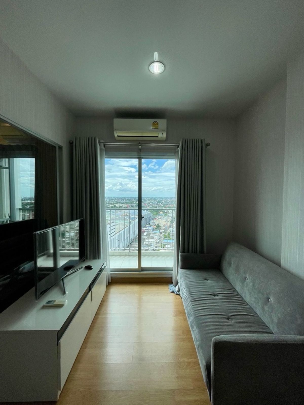 For RentCondoBang kae, Phetkasem : Room for rent, 35 square meters, swimming pool view, The Parkland Phetkasem Condo, next to Lak Song MRT.
